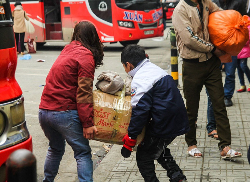 Người dân lỉnh kỉnh đồ, chen nhau lên xe về quê nghỉ Tết